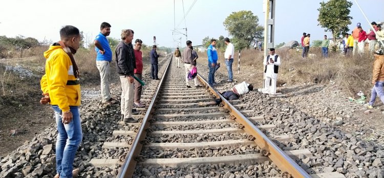 BIG BREAKING: खात्याखेड़ी रोड़ के समीप हादसा, रेलवे ट्रेक पर मालगाड़ी की चपेट में आया युवक, दर्दनाक मौत, पुलिस मौके पर, पढ़े नरेंद्र राठौर की खबर