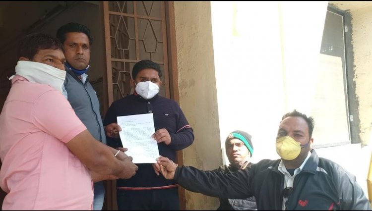 NEWS: नागदा में फैक्ट्री से गैस रिसाव का मामला, नगरवासियों के हित में पत्रकारों ने उठाई आवाज, नायब तहसीलदार को सौंपा ज्ञापन, पढ़े बबलू यादव की खबर