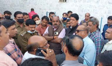 BIG NEWS: पिपलियामंडी में सांसद प्रतिनिधि के घर पुलिस की दबिश, आक्रोशित हुए BJP कार्यकर्ता, पहले चौकी का घेराव, फिर गांधी चौराहे पर धरना प्रदर्शन, दो SI लाइन अटैच, पढ़े खबर