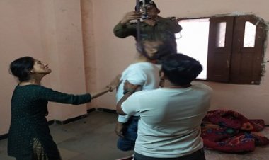 BIG BREAKING: नीमच के माहेश्वरी भवन के समीप 47 वर्षीय व्यक्ति ने लगाई फांसी, की आत्महत्या, केंट पुलिस मौके पर, पढ़े खबर