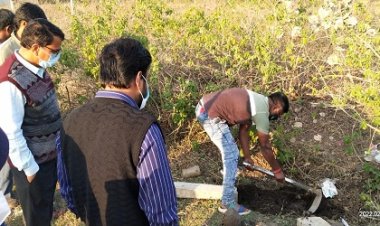 BIG BREAKING: नायब तहसीलदार पहुंचे मौके पर, बाहर आया जमीन में दफन राज, नवजात की जगह निकला कुछ और, मामला महू-नीमच हाईवे का, पढ़े नरेन्द्र राठौर की खबर