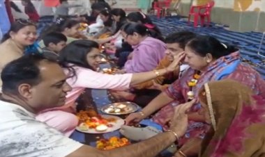 NEWS: श्री योग वेदांत महिला सेवा समिति द्वारा मातृ-पितृ पूजन, भावविभोर हुए सभीजन, दोनों हाथ सिर पर रख दिया आशीष, पढ़े खबर