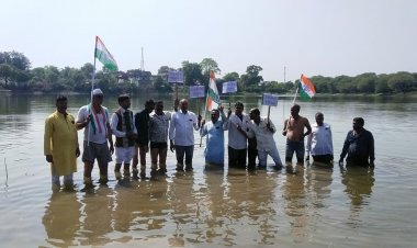 NEWS: नारायणगढ़ अभिभाषक संघ रहा न्यायिक कार्य विरत, तालाब में एक घंटे तक किया जल सत्याग्रह, राज्यपाल के नाम सौपा ज्ञापन, की ये मांगे 