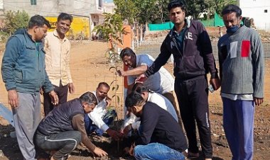 NEWS: गणपति विकास समिति के सदस्यों की पहल, शगुन रेसिडेंसी व क्लासिक क्रॉउन कॉलोनी में किया पौधारोपण, लिया ये संकल्प, पढ़े खबर