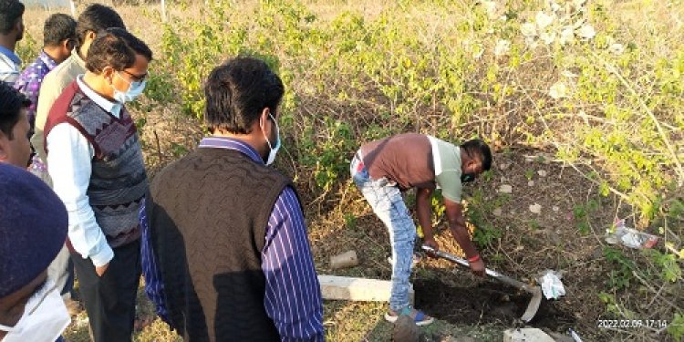 BIG BREAKING: नायब तहसीलदार पहुंचे मौके पर, बाहर आया जमीन में दफन राज, नवजात की जगह निकला कुछ और, मामला महू-नीमच हाईवे का, पढ़े नरेन्द्र राठौर की खबर