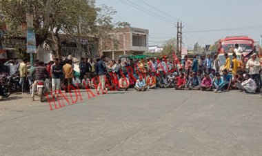 BIG BREAKING: मंदसौर में मंडी के बाहर मुख्य मार्ग पर किसानों ने किया चक्काजाम, व्यापारियों द्वारा इस तरह की नीलामी को लेकर पनपा आक्रोश, YD नगर पुलिस मौके पर, संभाला मोर्चा, पढ़े खबर