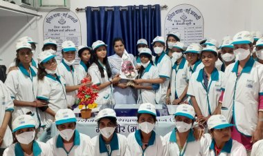 WOMEN'S DAY SPECIAL: महिला कांस्टेबल ज्योति मदारिया ने संभाला थाना प्रभारी का चार्ज, पहुंची प्रशिक्षण केंद्र की छात्राओं के बीच, प्रमाण पत्र सौंप किया जागरूक