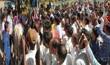 BIG NEWS: अफीम पद्धति और फसल बीमा को लेकर किसानों में आक्रोश, नार्कोटिक्स कार्यालय का किया घेराव, इन मांगों को लेकर सौपा ज्ञापन, पढ़े ये खबर
