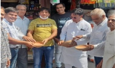 NEWS: आचार्य नवरत्न सागर सुरेश्वर महाराज का 79 वां जन्मोत्सव, समाजजनों ने एक दिन में एक साथ लगाए हजारों सकोरे, पक्षियों की प्यास बुझाने की बड़ी पहल, पढ़े राजेश प्रपन्ना की खबर
