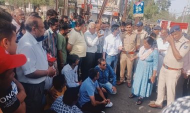 BIG BREAKING: दुर्घटना के बाद परिजनों में आक्रोश, कलेक्टोरेट चौराहे पर किया चक्काजाम, मौके पर पहुंचे SDM और केंट T.I, मामला ट्रक द्वारा स्कूटी सवार महिलाओं को टक्कर मारने का, पढ़े ये खबर