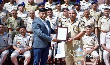 NEWS: IG चौहान ने फिजियोथेरेपिस्ट डॉ. नरेंद्र कुमावत को किया सम्मानित, पढ़े खबर