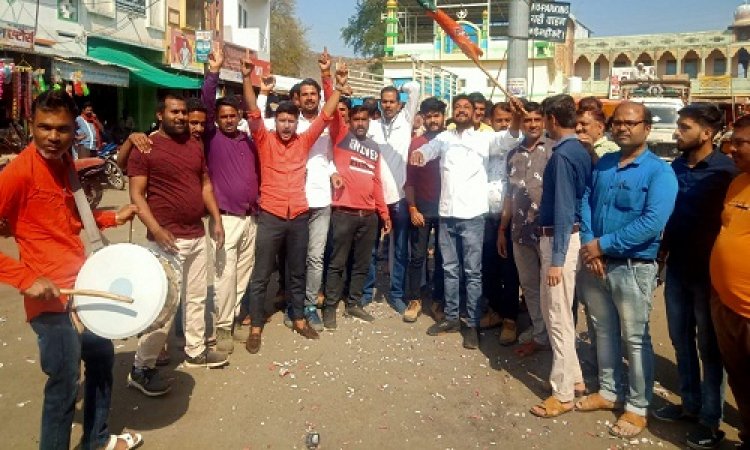 NEWS: चार राज्यों में भाजपा को मिली ऐतिहासिक जीत, रामपुरा नगर में कार्यकर्ताओं ने की आतिशबाजी, मिठाई का किया वितरण, पढ़े रुपेश सारू की खबर