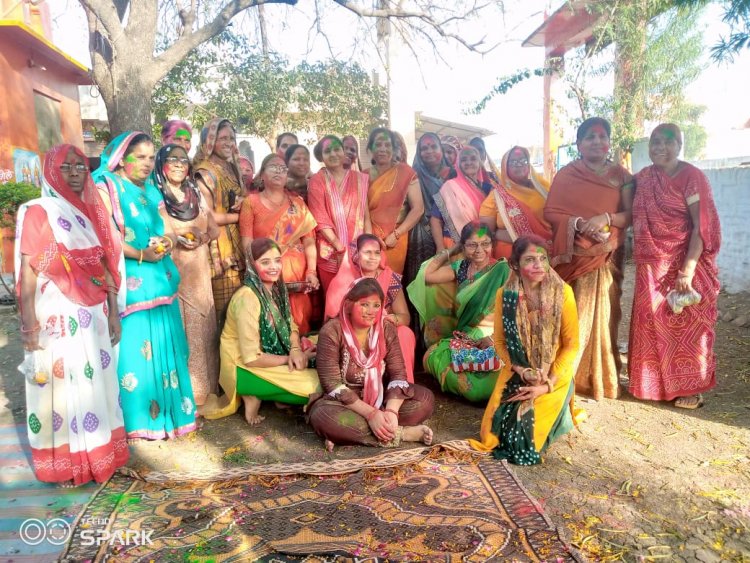 NEWS: श्री राधे महिला मंडल ग्रुप की महिलाओं ने मनाया फाग उत्सव, मधुर भजनों की दी प्रस्तुति, तो रंग-गुलाल के साथ खेली होली
