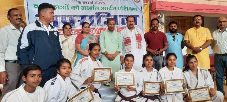 NEWS: नीमच में अपराजिता कार्यक्रम के तहत बालिकाओं का मार्शल आर्ट प्रशिक्षण संपन्न, मंत्री ओमप्रकाश सखलेचा ने जीवन में आगे बढ़ने को लेकर कहीं ये बात