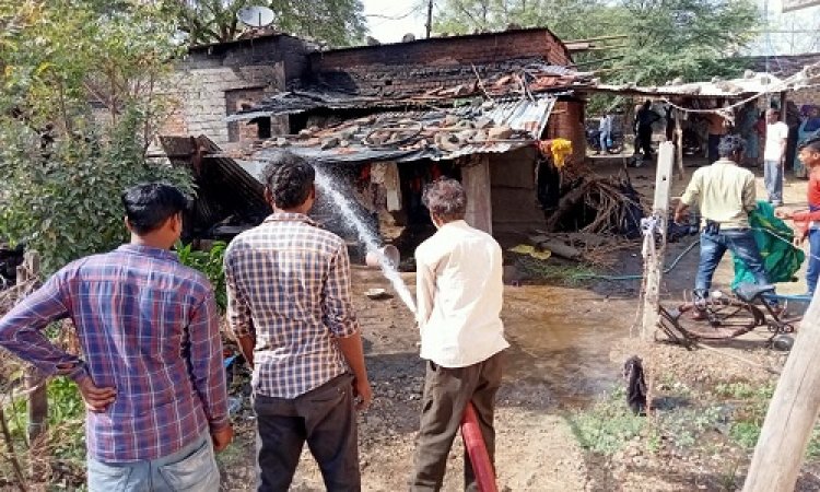 NEWS: ग्राम मिंडलाखेड़ा स्थित मकान में आगजनी, मौके पर पहुंची पिपलियामंडी पुलिस, दमकल की मदद से पाया काबू, पढ़े खबर