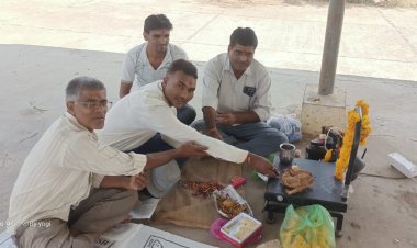 NEWS: उपार्जन केन्द्र पर गेहूं लेकर पहुंचा किसान, माला पहनाकर किया स्वागत, ये रहे उपस्थित, पढ़े खबर