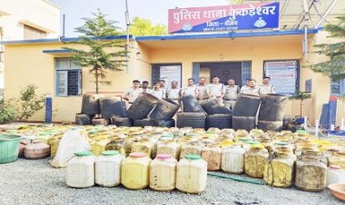 NEWS: ग्राम बरखेड़ा में कुकड़ेश्वर पुलिस की दबिश, दो आरोपियों से की अवैध कच्ची शराब बरामद, तो हजारों लीटर लहान भी कराया नष्ट, पढ़े खबर