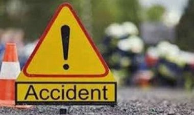 OMG ! टायर हुआ पंचर, तो शुरू किया बदलना, पीछे से आई ट्रक, पहले पिकअप को मारी टक्कर, फिर रौंद दिया युवकों को, एक की मौके पर, तो दूसरे की अस्पताल में मौत, तीसरे युवक की ऐसे बच गई जान !... पढ़े इस खबर में