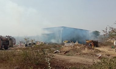 OMG ! ग्राम अमावली में उपज से भरे गोदाम में भीषण आगजनी, ढाई घंटे बीत गए, और चार फायरब्रिगेड मौके पर, लेकिन लपटे नहीं आई काबू में, अब बघाना पुलिस अपना रहीं ये ट्रिक, पढ़े खबर