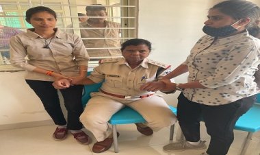 BIG NEWS: LOCK DOWN में चलाया सट्टा, फिर किया बंद, T.I ने महीने की बंदी पर दिया जोर, फिर लोकायुक्त पहुंची शिकायत, अब थाना प्रभारी मुन्नी रिश्वत लेते गिरफ्तार, पढ़े खबर