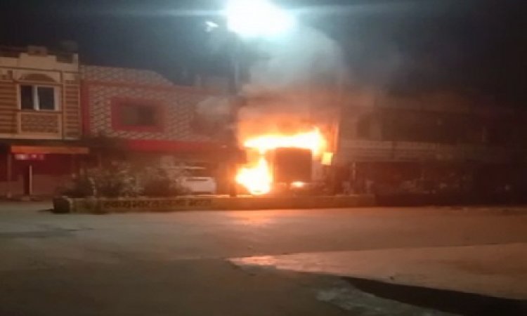 OMG ! जीरन में देर रात घटनाक्रम, विद्युत ट्रांसफार्मर में भीषण आगजनी, नगरवासियों ने अंधेरे में गुजारी रात, पढ़े राजेश प्रपन्ना की खबर