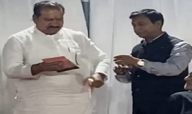 NEWS: पुस्तक विमोचन कार्यक्रम, विधायक ने कुछ इस तरह दिया स्वच्छता का संदेश, क्या रख लिया अपनी जेब में, देखने वालों ने भी बोले- WOW...! पढ़े खबर