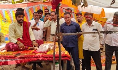 NEWS: गांव परवणी तेजाजी महाराज मंदिर पहुंचे मंडल अध्यक्ष,  कलश एवं पूर्णाहुति कार्यक्रम में हुए शामिल,  दी बधाई शुभकामनाएं, पढ़े खबर