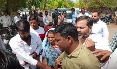OMG ! जिला पंचायत वार्ड की महिला प्रत्याक्षी पहुंची फार्म उठाने, अचानक हुई गायब, और फिर लौटी, पति बोला- उठाकर ले गए, घंटों नीमच कलेक्टोरेट में चला हाई वोल्टेज ड्रामा, क्या कांग्रेस-बीजेपी में हुई खींचतान, या मामला कुछ और...! पढ़े खबर और देखें वीडियों
