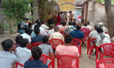 NEWS: प्रशासन व पुलिस की टीम पहुंची ग्रामीणों के बीच, चुनावों को लेकर किया जागरूक, दी ये जानकारियां, पढ़े खबर