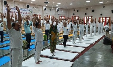 NEWS: अंतर्राष्ट्रीय योग दिवस, सीआरपीएफ कैंपस में किया योग, स्वास्थ्य के संबंध में दी जानकारी, ये अधिकारी भी रहें मौजूद, पढ़े खबर