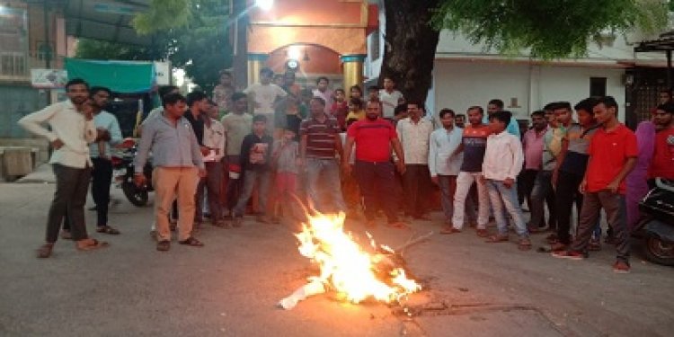 BIG BREAKING: नगरीय निकाय चुनाव, अब जीरन के इस वार्ड में बाहरी उम्मीदवार को लेकर मतदाताओं में पनपा आक्रोश, किया पुतला दहन, लगाये नारे, पढ़े राजेश प्रपन्न की खबर