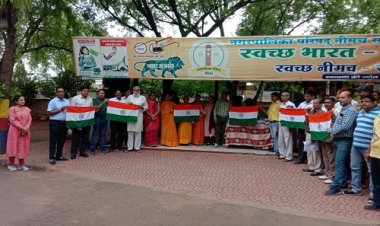 NEWS: नीमच नगर पालिका में क्यों सजते नजर आये तिरंगे, फिर CMO पाटीदार पहुंची परिसर में, और स्टाफ को...! पढ़े खबर