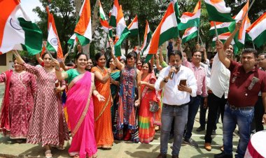 NEWS :राजस्व कॉलोनी में हर हाथ तिरंगा,आखिर कहा निकल पड़े ये लोग,ओर खूब गाये आज़ादी के गीत,पढ़ेंगे तो जानेगे ये खबर