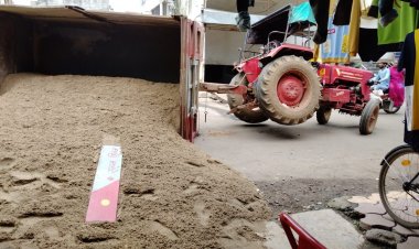 BIG BREAKING: नीमच के पटेल प्लाजा के पीछे असंतुलित होकर पलटा ट्रैक्टर, रोड़ पर बिखरी बालू रेत, ऐसे टल गया बड़ा हादसा, पढ़े ये खबर