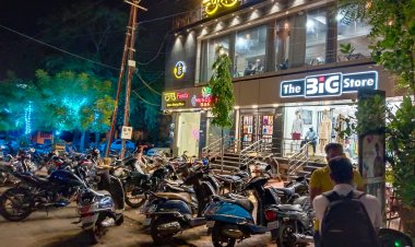 BIG BREAKING: नीमच में फिर दिन-दहाड़े चोरी, रतनगढ़ के दंपत्ति कपड़े के शोरूम में, बाहर खड़ी कार को चोरों ने बनाया निशाना, ले उड़े आभूषण और रुपयों से भरा पर्स, केंट पुलिस मौके पर, कैसे दिया वारदात को अंजाम, पढ़े खबर