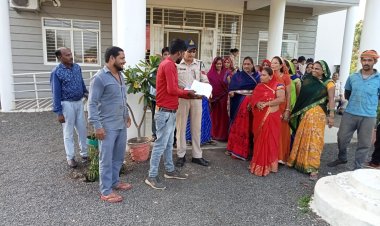 NEWS: पहले की बीसी के रूपयों को लेकर धोखाधड़ी, फिर किया मच्छर मार दवा का सेवन, अब पीडि़तों ने सौंपा ज्ञापन, कि न्याय की मांग, पढ़े खबर