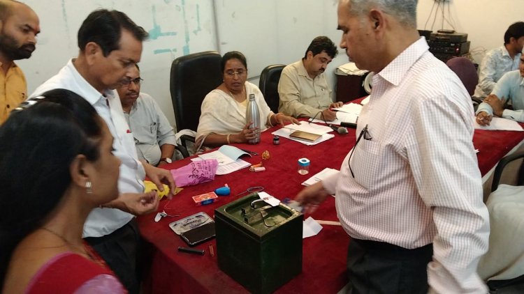 ELECTION NEWS : नीमच जनपद उपाध्यक्ष के चुनाव भी रोचक,भाजपा में उम्मीदवार पर मचा बवाल,गोटी सिस्टम से निकला नाम,तो ये सदस्य हुआ गायब! हो सकता है बड़ा उलटफेर,पढ़े ये खबर
