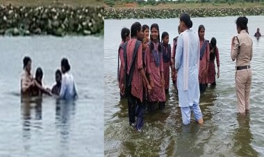 BIG BREAKING: छात्रों के प्रदर्शन ने लिया उग्र रूप, शुरू किया जल सत्याग्रह, फिर मौके पर पहुंची पुलिस, और.... मामला- निलंबित प्राचार्य की वापसी की मांग का, पढ़े खबर