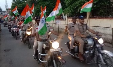 NEWS: आजादी का अमृत महोत्सव, बाइक पर खाकी, और हाथ में तिरंगा, फिर मनासा नगर में दिया ये संदेश, पढ़े खबर