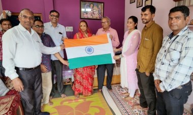 NEWS: आजादी का अमृत महोत्सव, प्रशासनिक अधिकारी पहुंचे समाजसेवियों के निवास, तिरंगा किया भेंट, मल्हारगढ़ नगरवासियों को दिया ये संदेश, पढ़े खबर