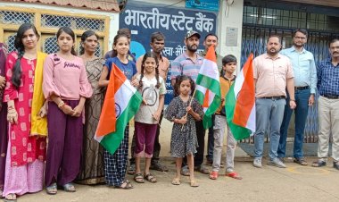 NEWS : आजादी के 75 अमृत महोत्सव,घर-घर तिरंगा अभियान ने पकड़ी रफ़्तार,ग्रामीण क्षेत्रों में भी जागरूकता सन्देश,भोलियावास SBI शाखा ने बांटे तिरंगे,पढ़े ये खबर