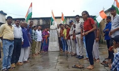 NEWS - पहले किया राष्ट्रपिता की प्रतिमा पर माल्यार्पण,फिर निकली भव्य तिरंगा यात्रा,सरपंच सहित ये अधिकारी भी हुए शामिल, पढ़े ये खबर