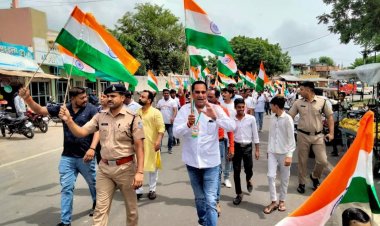 BIG NEWS : वाह छा गई नयागांव पुलिस,निकली ऐसी तिरंगा यात्रा,जिसने देखा वो हो गया शामिल,स्कूली बच्चो में दिखा जोश जूनून,देशभक्ति नरो से गूंजा डाला नगर,पढ़े ये खबर