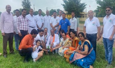 NEWS: स्वतंत्रता दिवस, BJP के वरिष्ठ नेता सहित इन्होंने ग्रीन बेल्ट पर किया पौधा रोपण, दिया ये बड़ा संदेश, पढ़े खबर
