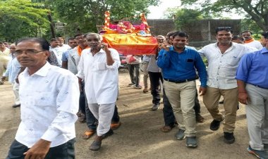 NEWS: वानर की मौत पर ग्रामीण हुए एकत्रित, फिर लिया बड़ा निर्णय, अंतिम यात्रा निकाली, और विधि-विधान से किया दाह संस्कार, दर्शन के लिए क्यों उमड़ पड़ी भीड़, पढ़े खबर