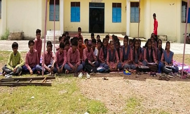 BIG NEWS: शासकीय हाई स्कूल में छात्र-छात्राओं ने छोड़ी पढ़ाई, पांचवे दिन भी प्रदर्शन जारी, मामला- निलंबित प्राचार्य की वापसी की मांग का, पढ़े खबर