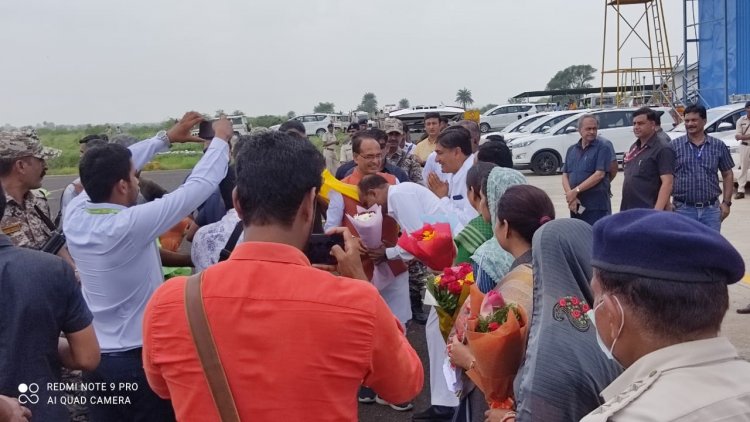 BIG BREAKING: MP के सीएम शिवराज सिंह चौहान पहुंचे मंदसौर, भाजपा कार्यकर्ताओं का हैलीपेड पर जमावड़ा, इस भव्य आयोजन में होंगे शामिल, पढ़े खबर
