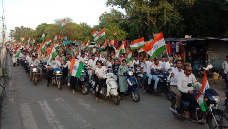 NEWS : नीमच जिले में तिरंगा यात्राओं का दौर जारी, मनासा से निकली भव्य वाहन रैली,बड़ी तादात में नगरवासियो ने लिया हिस्सा,पढ़े खबर