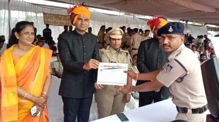 NEWS: मनासा कृषि उपज मंडी में मनाया स्वतंत्रता दिवस, बेहतरीन कार्य करने पर इन्हें किया सम्मानित, पढ़े खबर