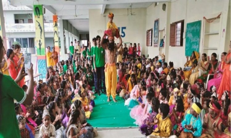 NEWS: पिपलियामंडी के शारदा पब्लिक स्कूल में मनाया श्री कृष्ण जन्मोत्सव, मटकी फोड़ और कृष्ण बनो प्रतियोगिता सहित हुए कई आयोजन, पढ़े खबर